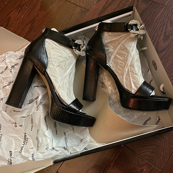 KARL LAGERFELD NEW PARIS
Anisha Textured Embellished
Sandals - Picture 6 of 10